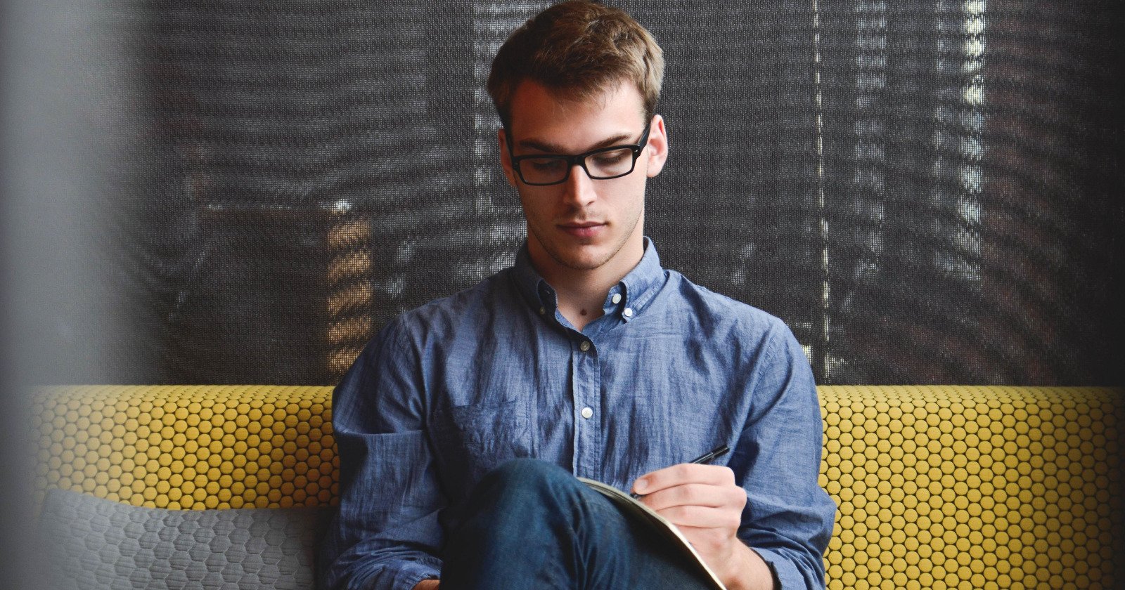 People who are secretly lonely but hide it well in life often display these 7 behaviors