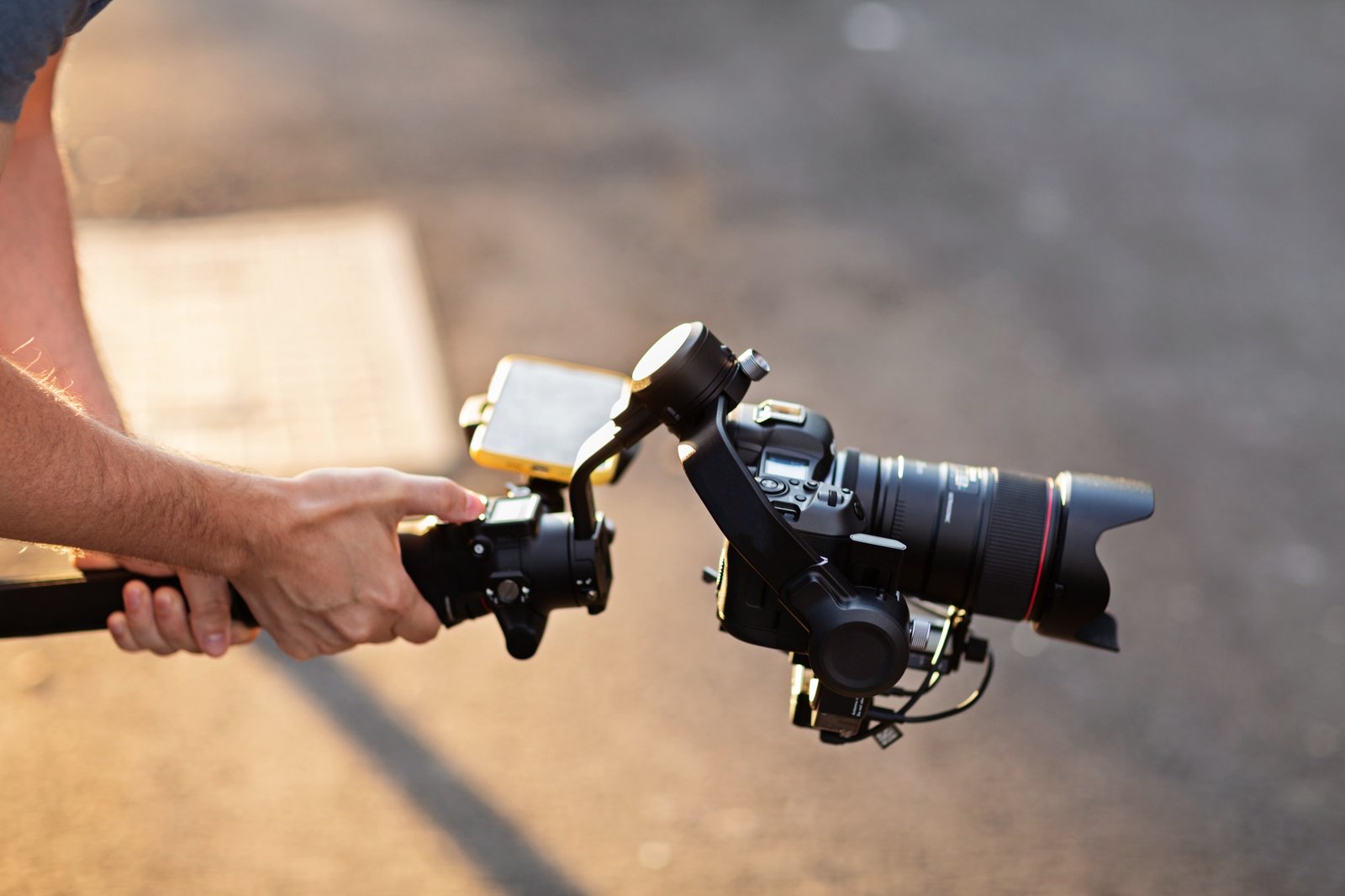 Operator using modern technology: stabilizer for camera and app on mobile phone for video streaming