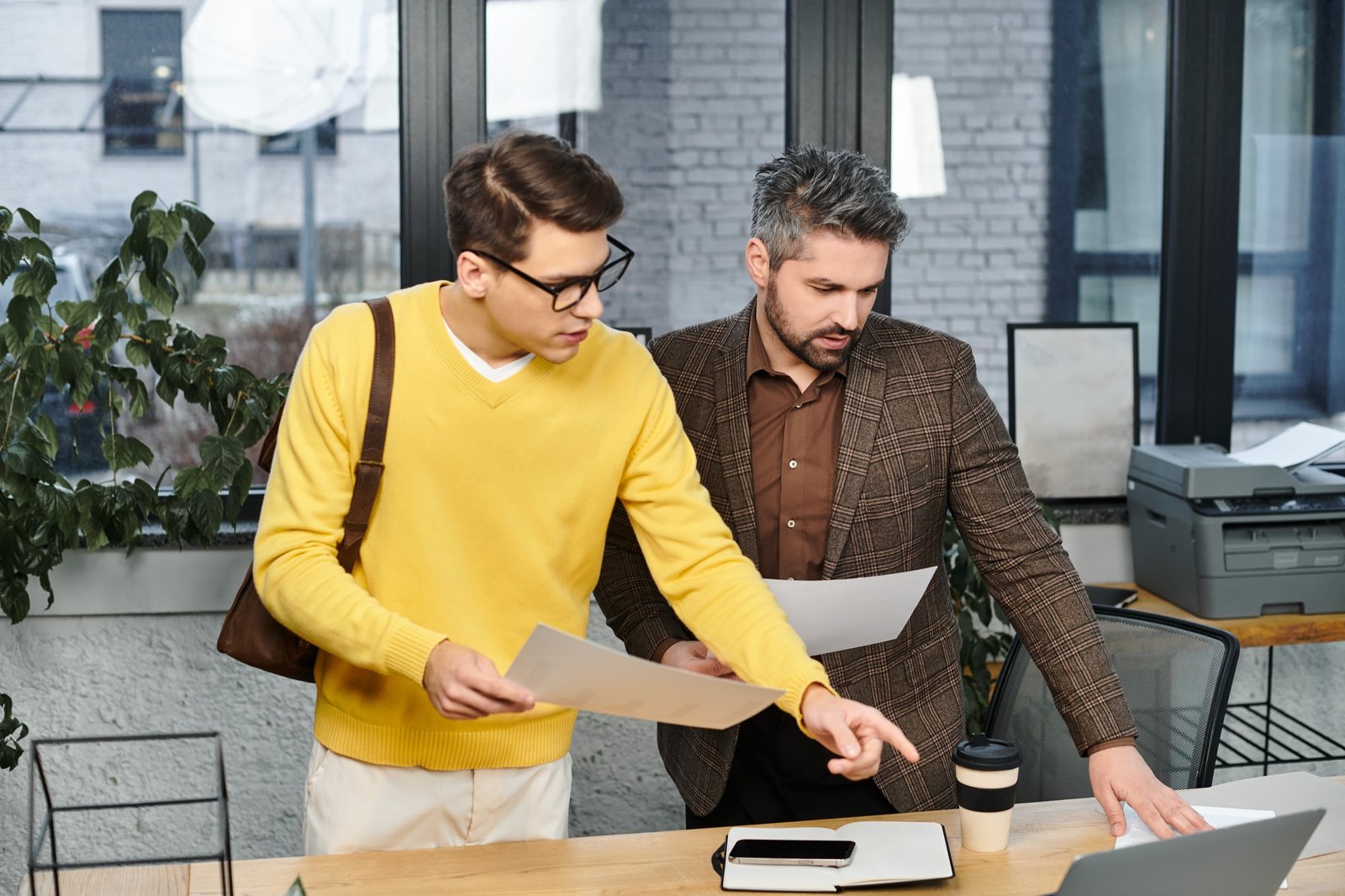 Collaboration among new colleagues during onboarding process in a bright office environment